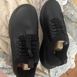 Cloves All Black Sneakers!